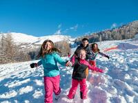 Les enfants profitent de la neige au Sauze © Ubaye Tourisme